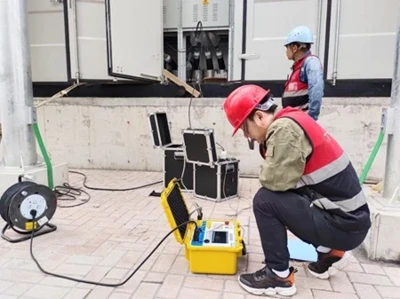 Wuhan Huayi renforce son empreinte européenne avec l'exportation d'un testeur Hipot VLF 80 kV ver...